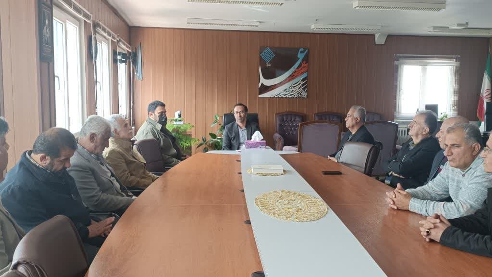 دیدار جمعی از کسبه و خیرین شهرستان با فرماندار