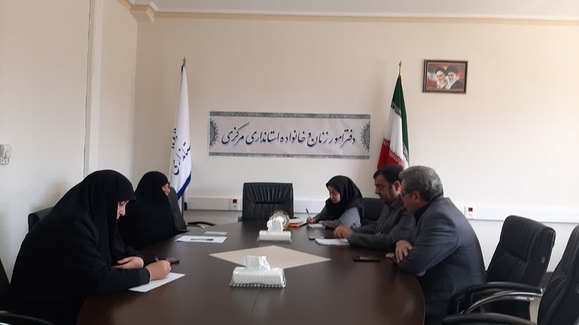 نشست مفتح زاده مدیر کل امور زنان و خانواده با اکبری دبیر کمیسیون برنامه ریزی،هماهنگی و نظارت بر مبارزه با قاچاق کالا و ارز استان در محل دفتر امور زنان و خانواده استانداری 
🔸در این نشست به بررسی راهکارهای  تعامل دو مدیریت و نقش زنان به عنوان نیمی از جمعیت و مدیران موثر در خانواده، در پیشگیری و مقابله با قاچاق کالا و ارز پرداخته شد .
شنبه ۱۱ فروردین ۱۴۰۳