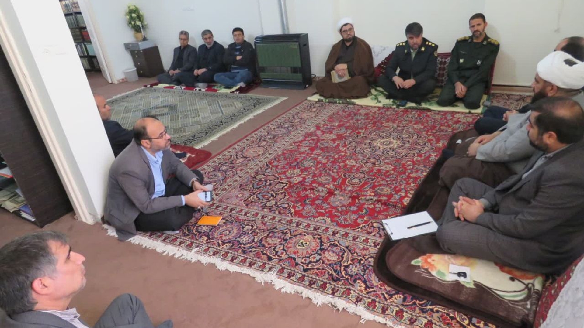 جلسه هماهنگی و برنامه ریزی برگزاری راهپیمایی روز قدس و جانمایی محل برگزاری نماز عید فطر با حضور آقازیارتی فرماندار و مسئولین شهرستان در دفتر امام جمعه فراهان برگزار شد