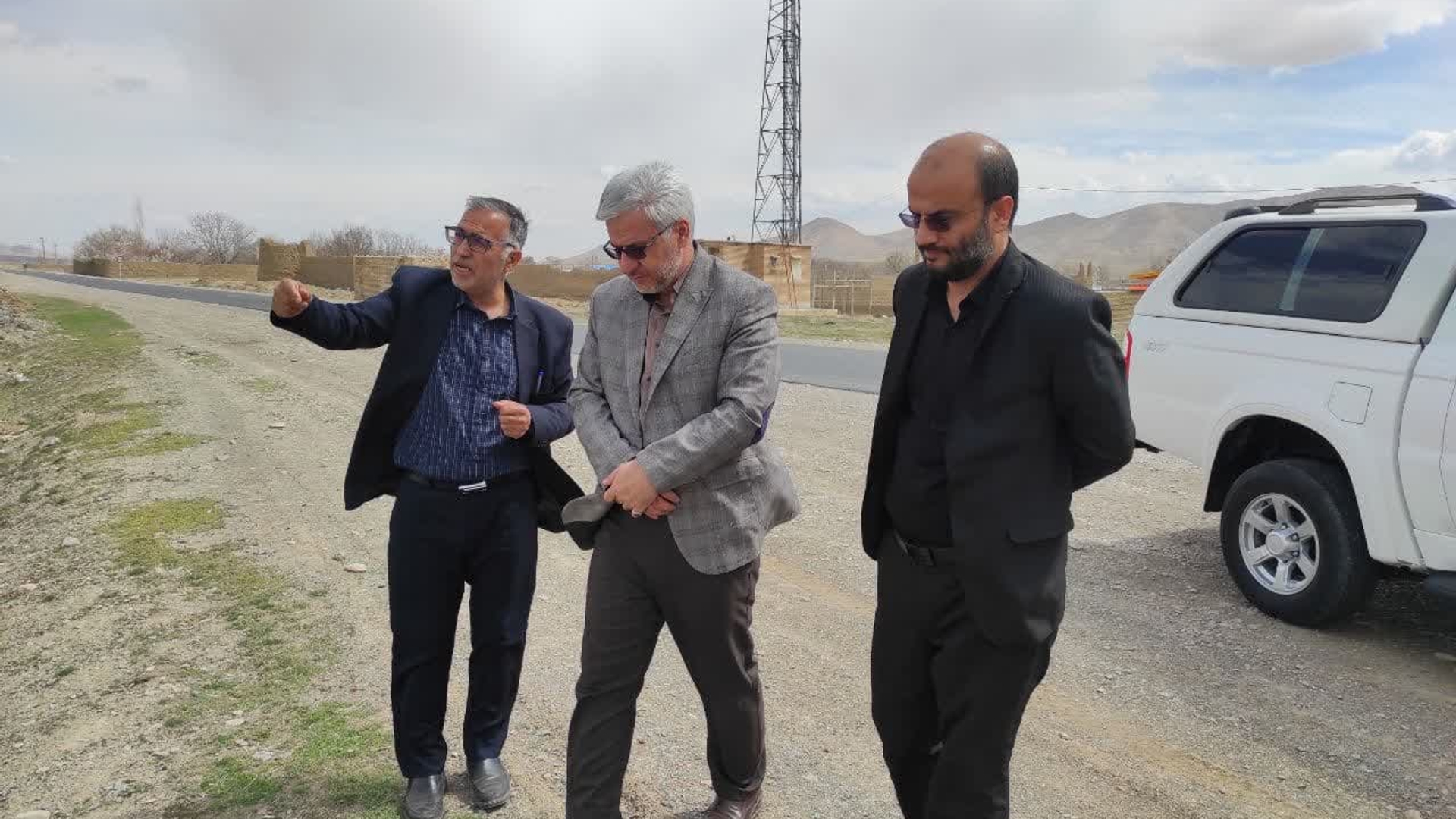 فرماندار ، دادستان و بخشدار مرکزی خمین از خط انتقال آب به روستای جوباده بازدید کردند