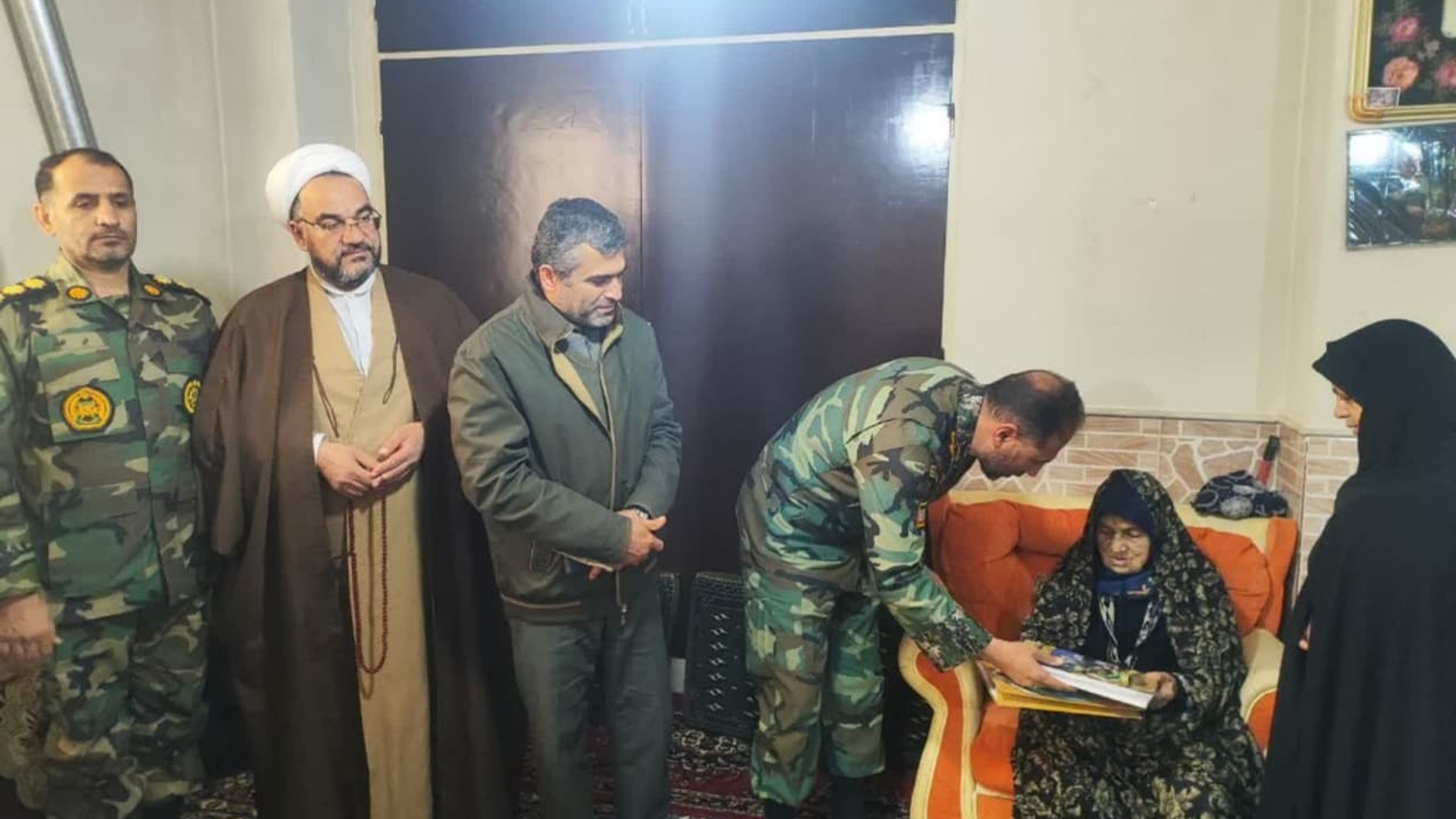 دیدار فرمانده گروه 99 پدافند و نماینده نیروی زمینی ارتش جمهوری اسلامی ایران با خانواده شهدا