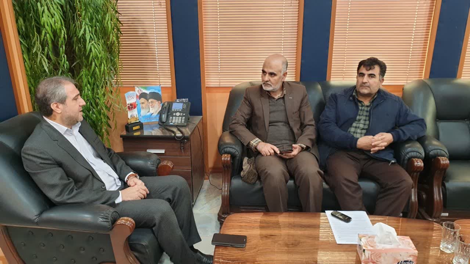 مرور برنامه‌های پیش‌رو در سال ۱۴۰۳ و دیدار نوروزی سرهنگ مهدی فرمانده ناحیه مقاومت بسیج شهرستان ساوه، سرهنگ رنجبر جانشین و همکاران ایشان با مهدی الیاسی معاون استاندار و فرماندار ویژه شهرستان ساوه