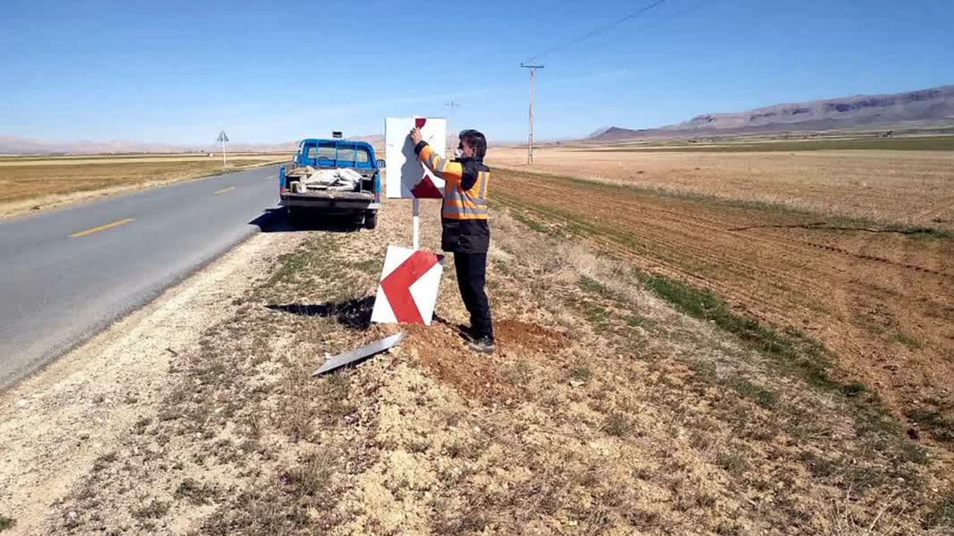 عملیات اصلاح، نصب، تعویض و شستشوی انواع تابلوهای ایمنی