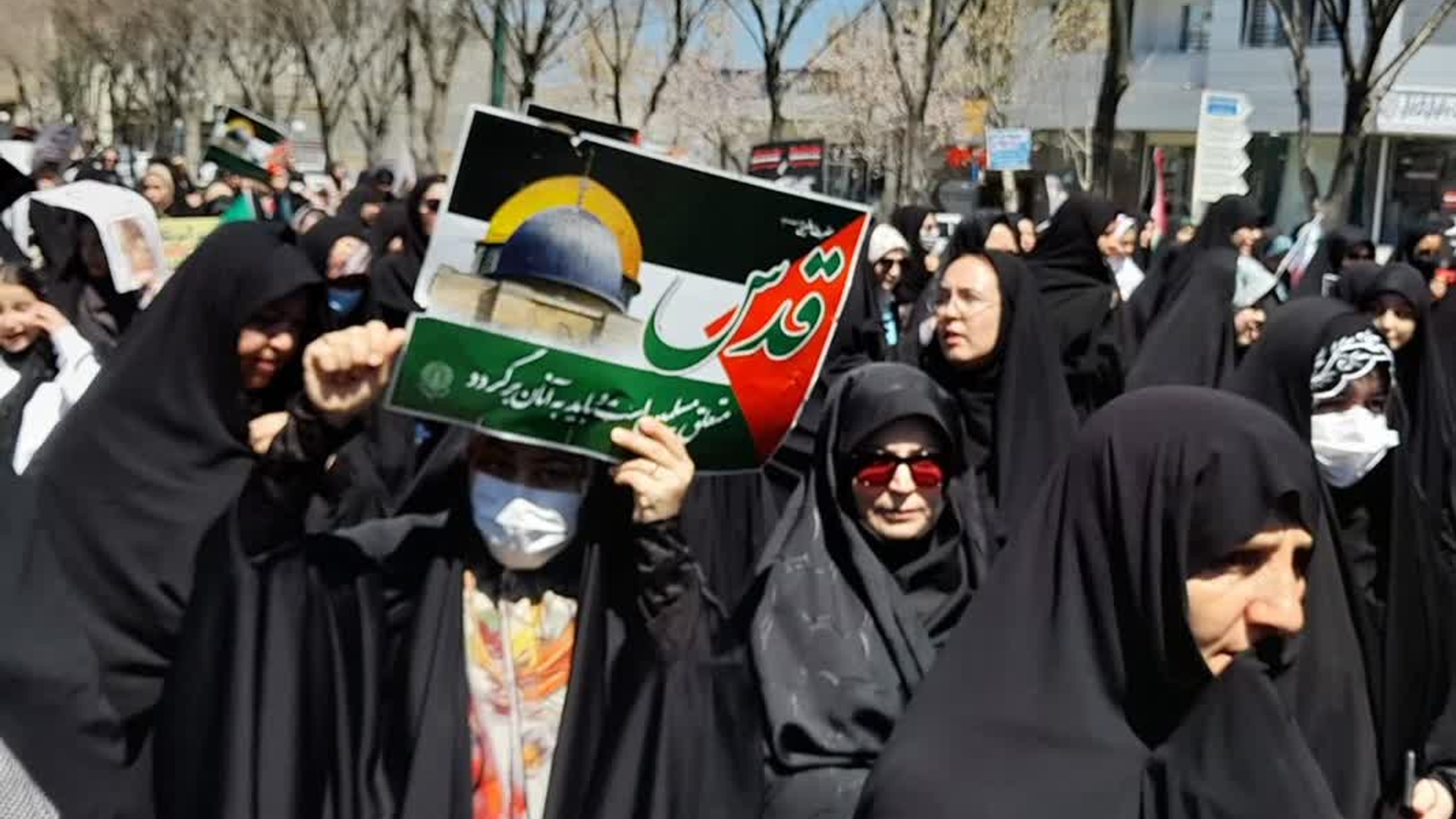 ما مردم شهرستان فراهان اینگونه با حضور خود در مقابل استکبار ایستاده ایم ...