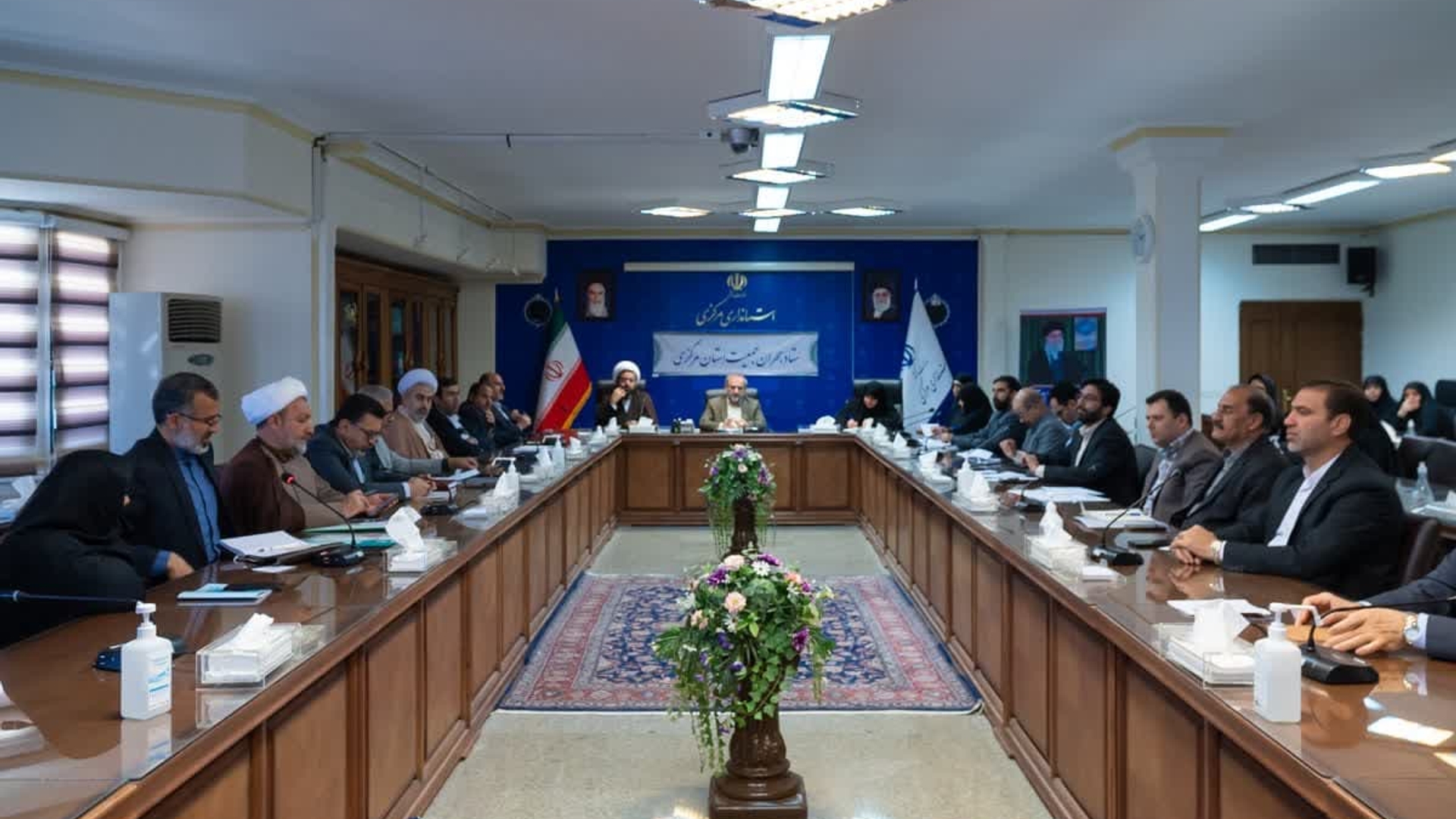 🔴 استاندار: تمامی دستگاه‌ها باید در حوزه جوانی جمعیت برنامه ارائه کنند

🔹بیست و یکمین جلسه ستاد بحران جمعیت استان به ریاست استاندار و با حضور جمعی از مدیران دستگاه‌های اجرایی، اعضای ستاد و ارتباط وبیناری فرمانداران برگزار شد.

🔸استاندار مرکزی در این جلسه با بیان اینکه تشکیل کمیته‌های تخصصی ذیل ستاد جمعیت استان یک کار ابتکاری در استان مرکزی بود، اظهار کرد: کمیته‌ها از طرف قرارگاه اختیار کامل دارند و همه دستگاه‌ها موظف به همکاری هستند.

🔸دکتر مخلص‌الائمه افزود: کمیته‌بندی ناظر به این است که یک تسیهل‌گری در سطح تعامل اعضای ستاد صورت گیرد و ضمن هماهنگی بین دستگاه‌ها، رصد اقدامات به صورت تخصصی انجام گیرد.

🔸 وی نقش ستاد مردمی جمعیت را بسیار مهم و تأثیرگذار عنوان کرد و افزود: ستاد مردمی موفقیت قابل توجهی در استان مرکزی داشته و قلب ستاد جوانی جمعیت استان قلمداد می‌شود.

🔸مقام عالی دولت در استان مرکزی تأکید کرد: همه‌ی دستگاه‌ها باید تا پایان فروردین ماه برنامه سال ۱۴۰۳ در حوزه جوانی جمعیت را به ستاد ارائه و چند هدف و کار ویژه برای خود تعریف کنند.

🔸مخلص‌الائمه تصریح کرد: برخی دستگاه‌ها وظایفی ذاتی دارند که باید به این وظایف عمل کنند اما لازم است در چارچوب ستاد، تکالیف تعیین شده را با جدیت دنبال کنند.

🔸استاندار مرکزی با تأکید بر تسریع در تشکیل اتاق وضعیت جمعیت خاطرنشان کرد: بحث جوانی جمعیت منحصر به موضوع فرزندآوری نیست بلکه آسیب‌های اجتماعی مختلف بر این حوزه تأثیر گذارند و باید به همه‌ی اجزا توجه شود.

مشروح خبر:
📝 B2n.ir-k60296

#استان_مرکزی
شنبه ۱۸ فروردین ماه