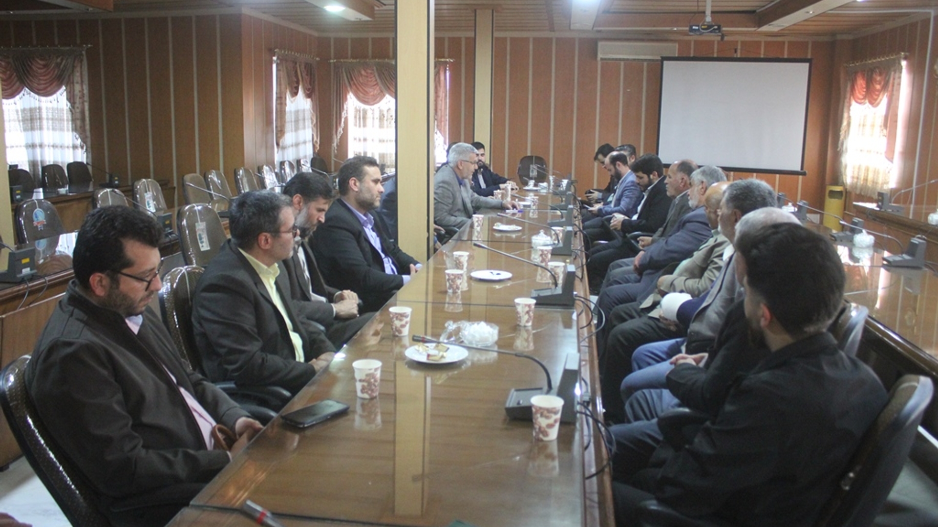 دیدار نوروزی اعضای جبهه انقلاب شهرستان با فرماندار خمین برگزارشد