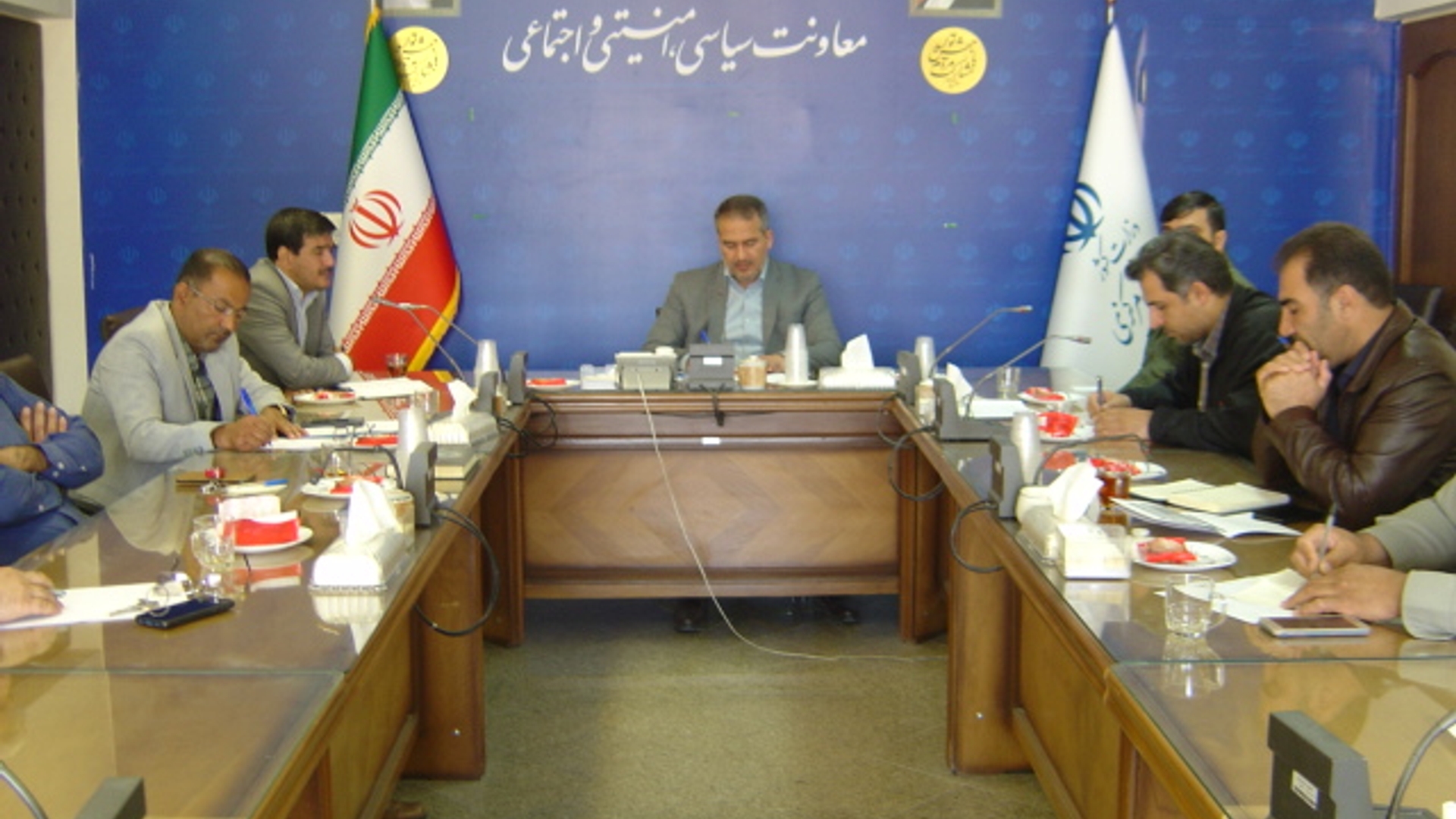 جلسه مقابله با قاچاق سلاح و مهمات غیر مجاز مشترک با کمیسیون پیشگیری از کاربرد سلاح گرم در درگیریها، اختلافات و مراسمات استان ساعت 30-8 صبح روز دوشنبه مورخ 27-1-1403 به ریاست آقای رحیمی تبار سرپرست اداره کل امنیتی و انتظامی برگزار گردید.