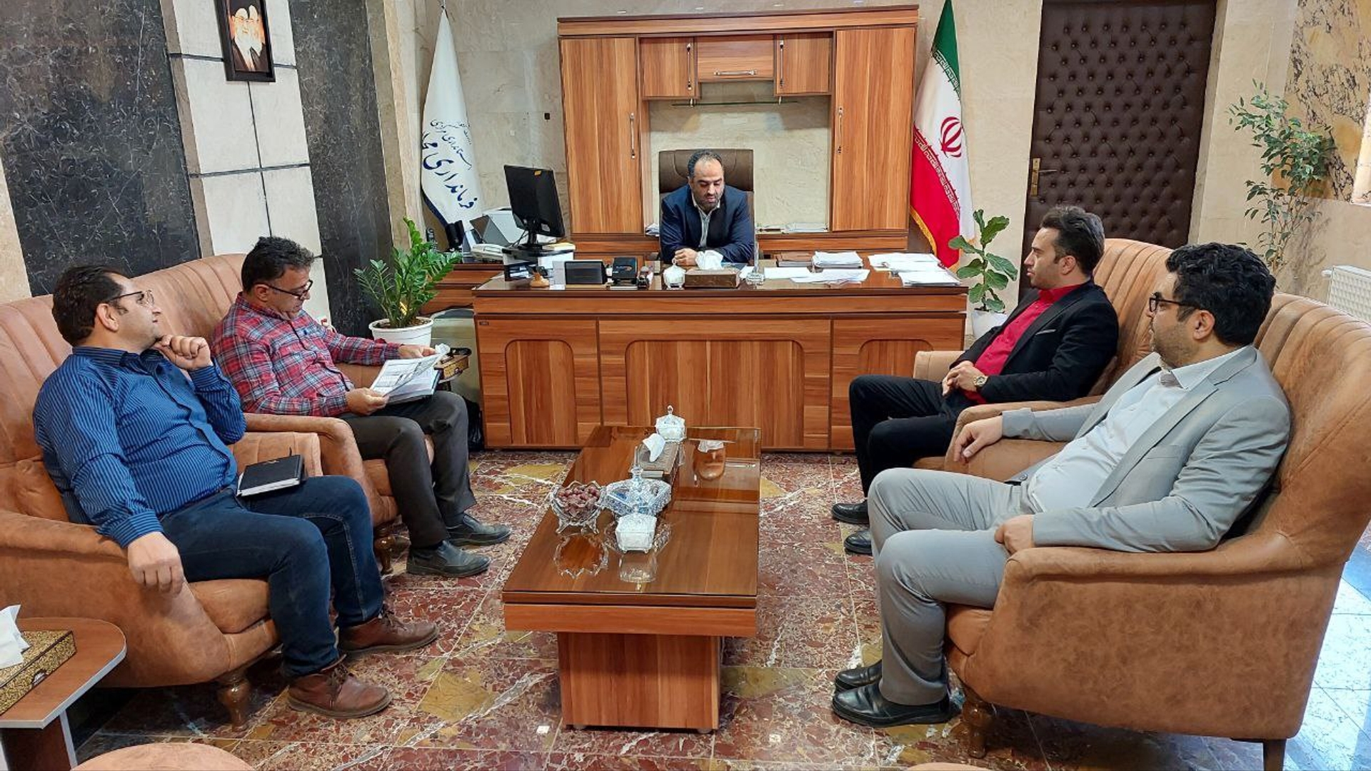 پیمانکار و مدیرپروژه تکمیل جاده زیراب با سرپرست فرمانداری شهرستان محلات دیدار و گفتگو کردند.