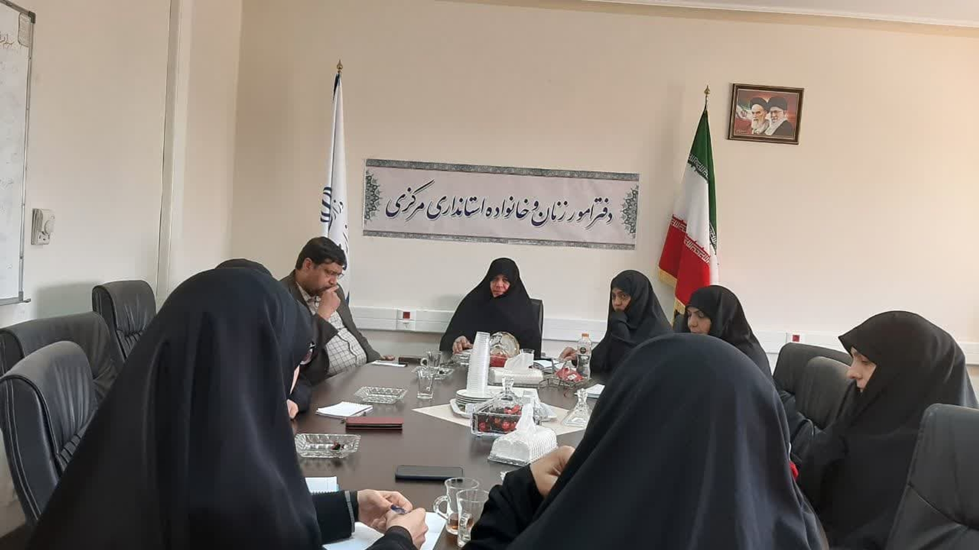 جلسه کمیته فرهنگی ،آموزشی بانوان ذیل ستاد اربعین استان به ریاست مفتح زاده مدیر کل دفتر امور زنان وخانواده و  باحضور اعضا، با دستور کار ارائه برنامه های پیشنهادی برای برگزاری هر چه بهتر و حضور پرشور و پر رنگ خانواده ها در اربعین سال ۱۴۰۳  با هدف تعمیق ،تعالی و گسترش معرفت به امام حسین علیه السلام در محل استانداری برگزارشد .
سه شنبه ۲۸ فروردین ۱۴۰۳