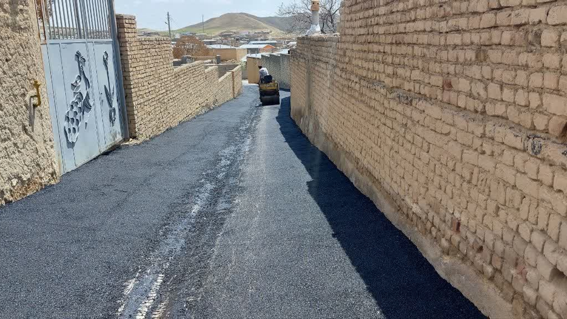 آغاز اجرای عملیات آسفالت شهر تلخاب