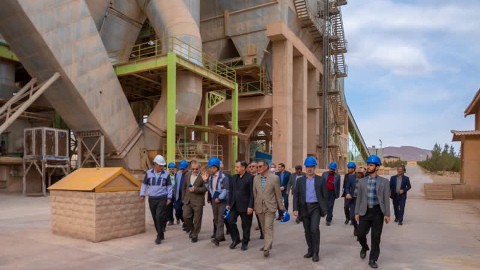 در راستای تسهیل و رفع موانع تولید انجام شد؛
⭕️ بازدید میدانی استاندار مرکزی از شرکت سیمان دلیجان

🔹 دکتر مخلص‌الائمه روز سه‌شنبه در سفر به شهرستان دلیجان، به اتفاق نماینده منتخب مردم دلیجان و محلات، معاون هماهنگی امور اقتصادی استاندار و جمعی از مدیران استانی و شهرستانی از شرکت سیمان عمران انارک بازدید و ضمن بررسی مسائل این واحد، تصمیماتی در راستای تسهیل و رفع موانع تولید اتخاذ و استاندار مرکزی دستورات لازم برای پیگیری مصوبات را به مدیران مربوطه صادر کرد.

🔹بحث تأمین سوخت نیروگاه ۱۲ مگاواتی این شرکت، تأمین زمین برای احداث نیروگاه تجدیدپذیر ۲۰ مگاواتی و همچنین طرح توسعه و ایجاد فضای سبز کارخانه سیمان دلیجان از جمله موضوعاتی است که در این بازدید مورد بررسی قرار گرفت.

🔹کارخانه سیمان دلیجان تولیدکننده انواع سیمان‌های پرتلند، آمیخته و حفاری است که به عنوان یکی از معتبرترین برندهای صنعت سیمان کشور شناخته می‌شود.

🔹این شرکت در سال ۱۴۰۲ موفق به شکستن رکورد تولید خود شده و با تولید یک میلیون و ۲۷۱ هزار تن سیمان پرتلند معادل ۱.۷ درصد ظرفیت تولید کشور، سهم قابل توجهی در صنعت سیمان دارد‌.

🔹کارخانه سیمان دلیجان برای اولین بار در کشور تولید سیمان سرد را در برنامه دارد که منجر به افزایش کیفیت بتن خواهد شد.
سه‌شنبه ۲۸ فروردین ماه