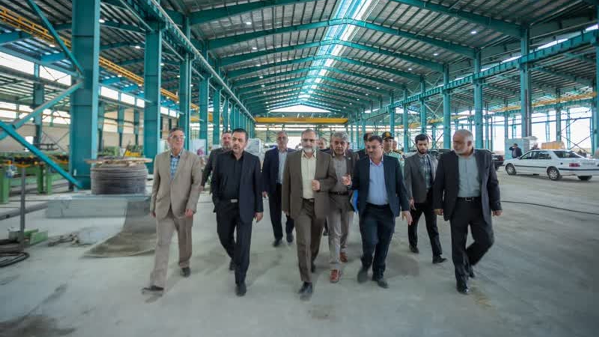 جهش تولید با مشارکت مردم؛
⭕️ استاندار مرکزی و جمعی از مدیران اقتصادی استان از طرح‌های تولیدی در شهرستان دلیجان بازدید کردند

🔹دکتر مخلص‌الائمه در ادامه‌ی بازدیدهای میدانی به منظور رفع موانع تولید و تسهیل کار تولیدکنندگان در سال "جهش تولید با مشارکت مردم" از دو واحد تولیدی صنعتی و دامپروری بازدید کرد.

🔹در این بازدید‌ها، استاندار مرکزی با حضور نماینده منتخب مردم دلیجان و محلات، معاون هماهنگی امور اقتصادی و جمعی از مدیران اقتصادی استان، مسائل طرح توسعه مجتمع نورد آرتا فولاد (تولید کننده لوله‌های گازی و صنعتی) را مورد بررسی قرار داد.