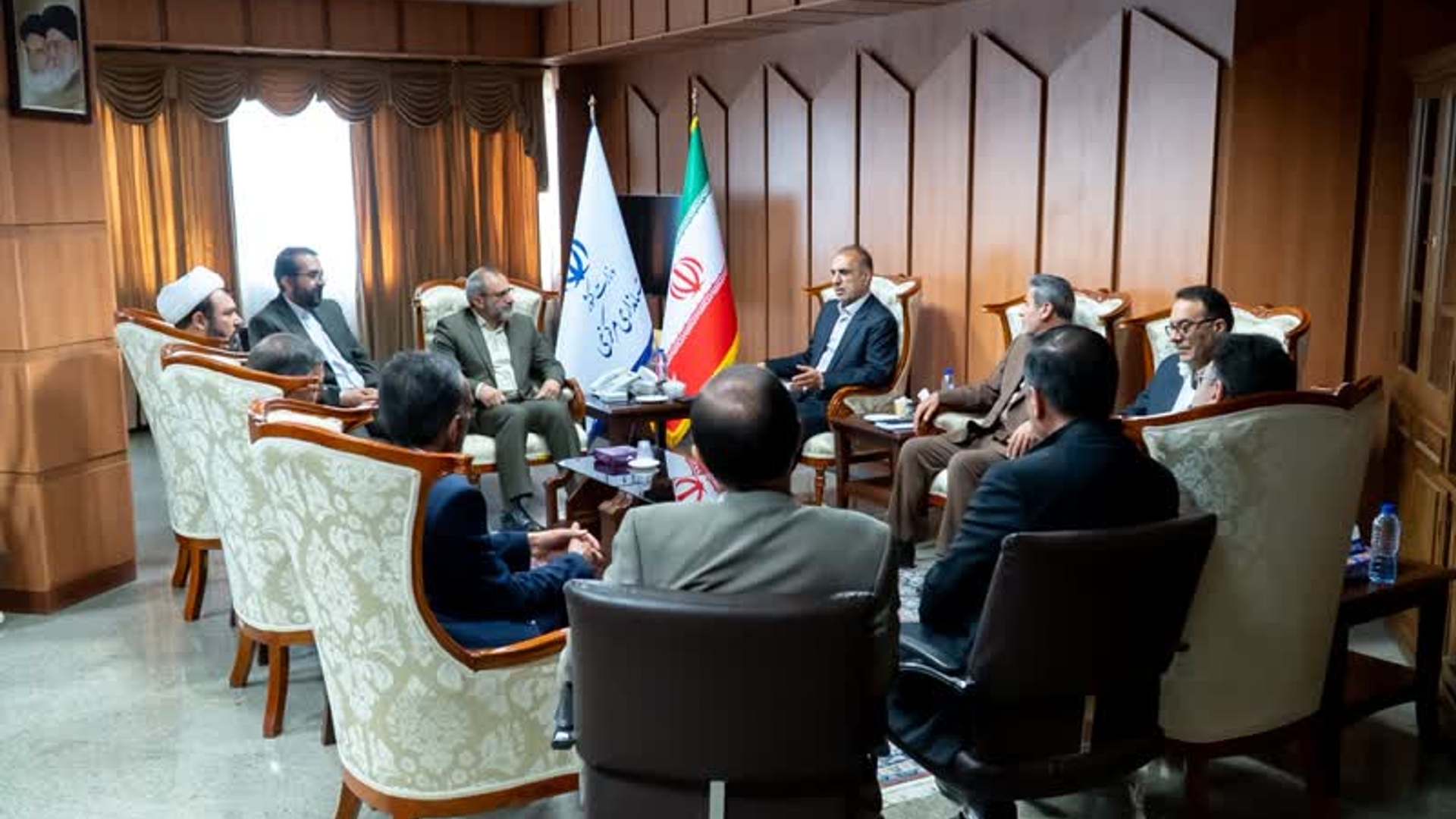 نشست مشترک منتخبان مردم استان مرکزی با استاندار و معاونین- همگرایی و هم‌افزایی در مسیر پیشرفت استان

🔹نمایندگان منتخب مردم استان مرکزی در مجلس دوازدهم با دکتر مخلص‌الائمه، استاندار مرکزی و معاونین ایشان دیدار کردند.

🔹در این دیدار ضمن تبادل نظر پیرامون مسائل اساسی استان مرکزی و حوزه‌های انتخابیه، بر استفاده از ظرفیت‌های اقتصادی استان و ضرورت شتاب‌بخشی به نهضت ملی مسکن تأکید شد.

🔹نمایندگان منتخب مردم نیز ضمن حمایت از برنامه‌های دولت مردمی بر همگرایی و هم‌افزایی در مسیر پیشرفت استان و ضرورت استفاده از ظرفیت‌های قانون برنامه هفتم تأکید کردند.

🔹استاندار مرکزی نیز ضمن اعلام آمادگی مدیریت ارشد استان برای همکاری تمام دستگاه‌های اجرایی در مسیر انجام وظایف قانونی نمایندگان، ضرورت توجه به مسائل احصا شده توسط نمایندگان استان در خانه ملت به عنوان زبان گویای مردم و پرهیز مسئولان از دادن وعده‌های غیرقابل تحقق را مورد تأکید قرار داد.

🔸 در این نشست آقایان "سید محمد جمالیان" و "نادرقلی ابراهیمی" منتخبان مردم اراک، کمیجان و خنداب، آقای "ولی‌اله بیاتی" منتخب مردم تفرش، آشتیان و فراهان، آقای "محمد سبزی" منتخب مردم ساوه و زرندیه، آقای "محمد بیات" منتخب مردم خمین، آقای "محمد جلالی" منتخب مردم محلات و دلیجان و آقای "هوشنگ هادیان‌پور" منتخب مردم شازند، حضور داشتند.
🗓 پنج‌شنبه ۳۰ فروردین ماه