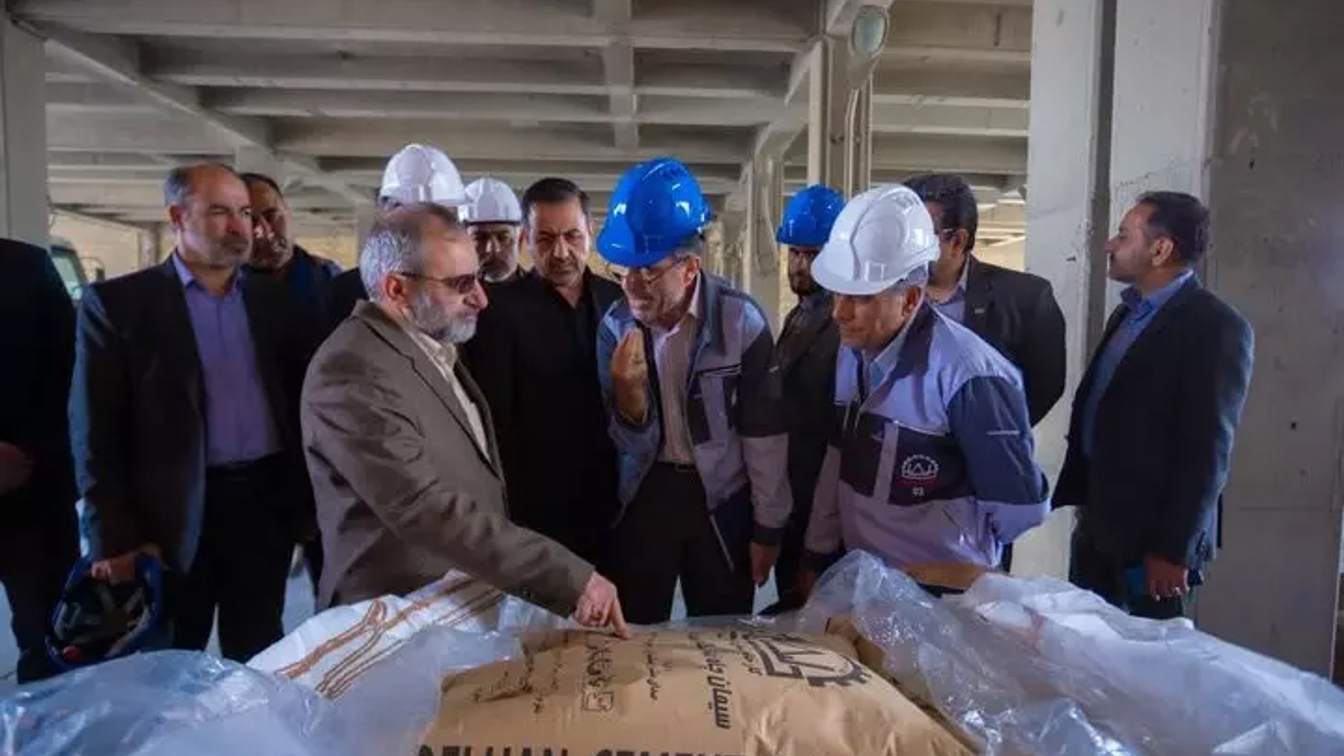 بازدید میدانی استاندار مرکزی از شرکت سیمان دلیجان