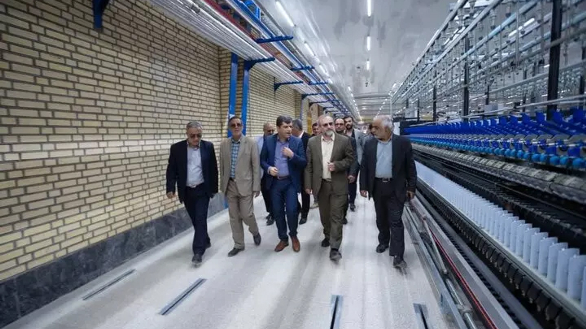 پای کارِ جهش تولید؛ بازدید استاندار مرکزی از طرح توسعه شرکت نساجی "ساویس"