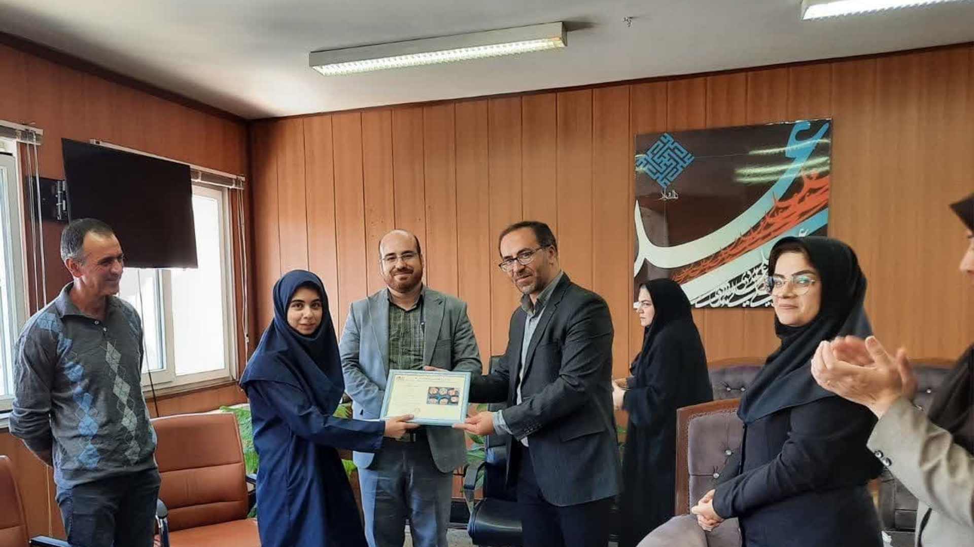 اهداء دیپلم افتخار "مسابقات نقاشی هیکاری ژاپن"، لوح سپاس و جوایز به عضو کانون پرورش فکری کودکان و نوجوانان استان مرکزی در فرمانداری شهرستان تفرش