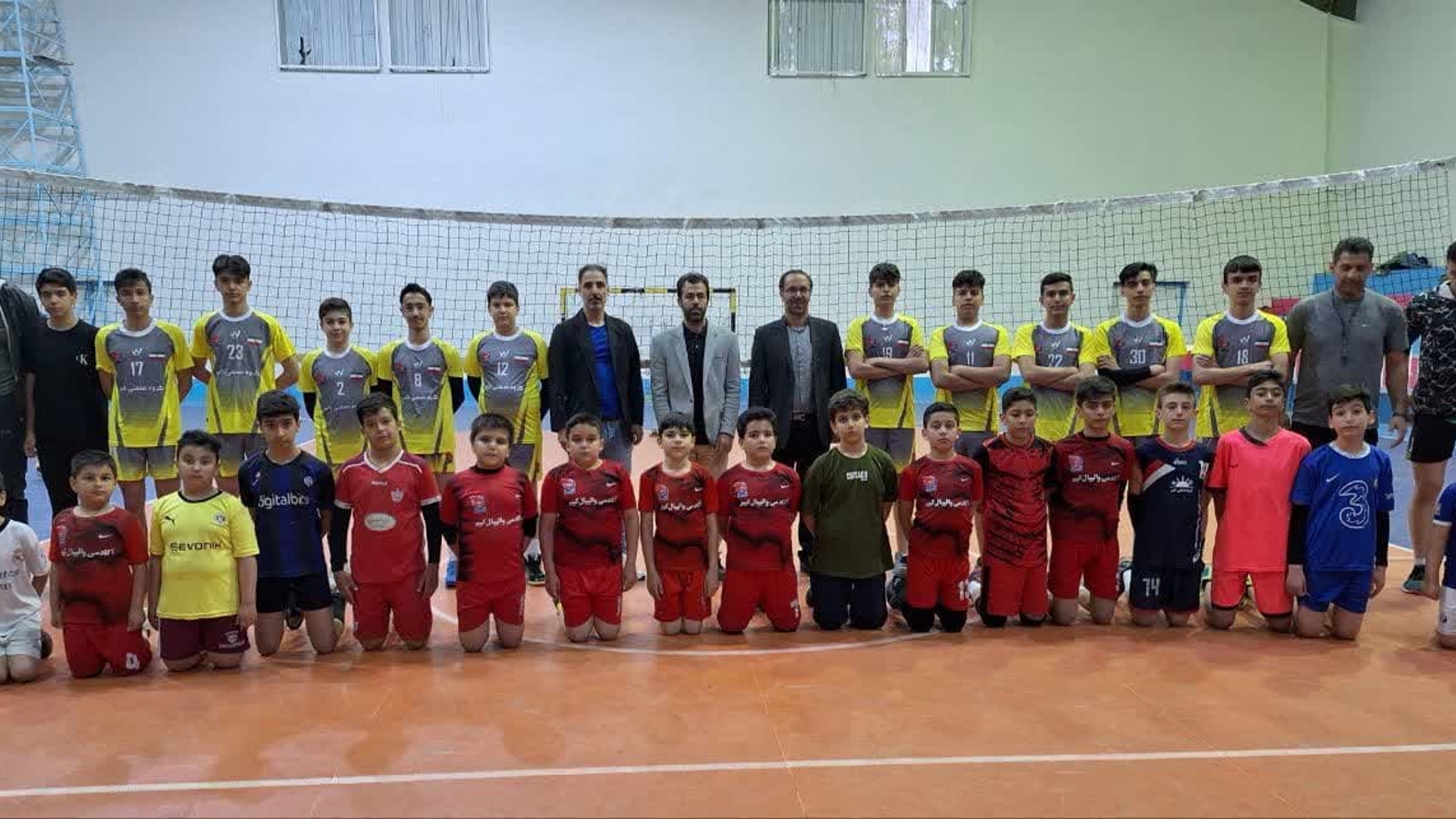 دکتر اتابکی فرماندار شهرستان تفرش به همراه رییس اداره ورزش جوانان شهرستان تفرش در جمع والیبالستای آیندسازه تفرش در سالن هفت تیر حضور یافتند و از زحمات رضایی سرمربی این تیم تشکر و قدردانی کردند.