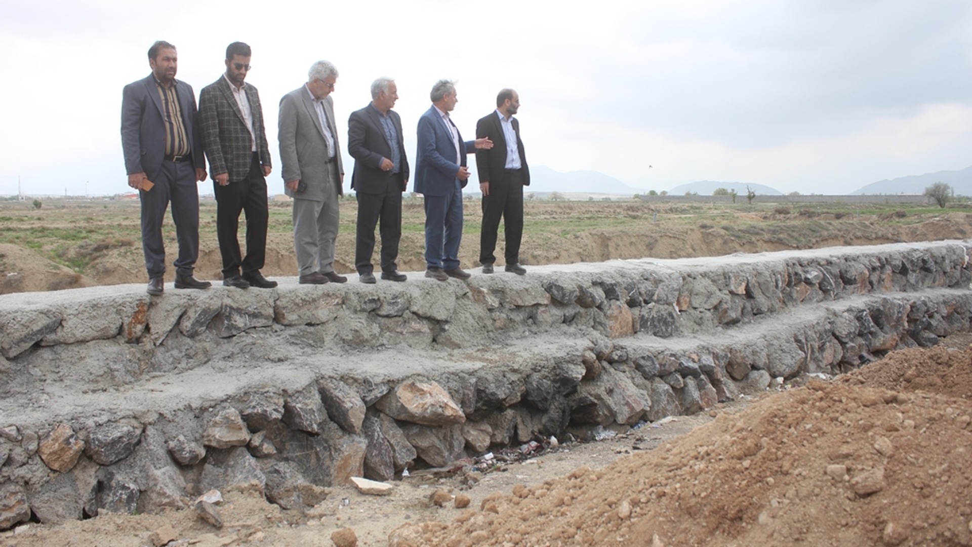 فرماندار و دادستان خمین از محل پارکینگ موقت خودروهای سنگین شهرستان بازدید کردند