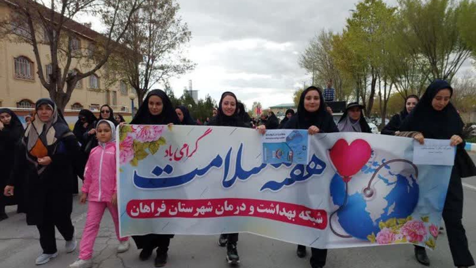 همایش پیاده روی خانوادگی عصر گاهی و جشنواره فرهنگی ورزشی در شهر فرمهین با حضور آقازیارتی فرماندار فراهان