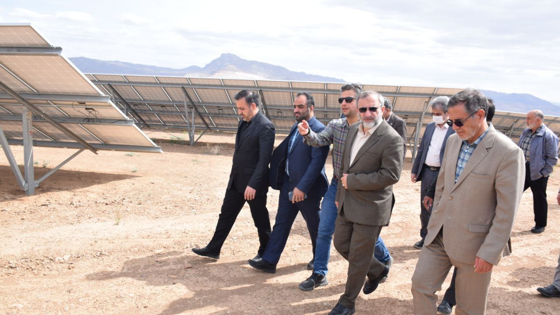 بازدید استاندار مرکزی از نیروگاه برق صدمگاواتی خورشیدی شرکت مانا انرژی پاک در محلات
