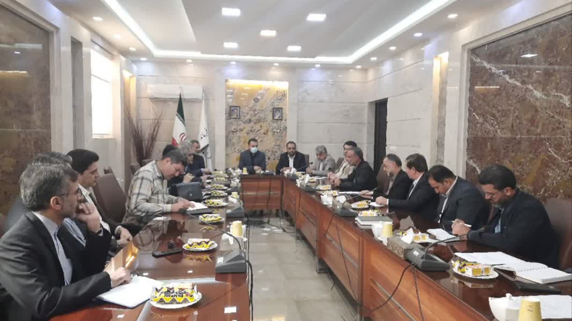 جلسه هماهنگی برگزاری نمایشگاه گل و گیاه محلات:
🔹 به ریاست میرزاخانی معاون هماهنگی امور اقتصادی و توسعه منطقه‌ای استانداری مرکزی،فرماندار شهرستان محلات،مدیرکل صنعت،معدن وتجارت استان مرکزی و سایر مدیران دستگاه های اجرایی جلسه هماهنگی برگزاری نمایشگاه گل و گیاه محلات برگزار شد.
🔸 در این نشست بر بهره گیری ازظرفیت های موجود شهرستان محلات درحوزه گل و گیاه در نمایشگاه تاکید شد.
🔹 شهرستان محلات به عنوان مرکز تولید گل و کیه کشور با تنوع تولیدات، مقصد گردشگران بسیاری از سراسر استان مرکزی و کشور می باشد.
📅 پنج شنبه ۶ اردیبهشت ۱۴۰۳