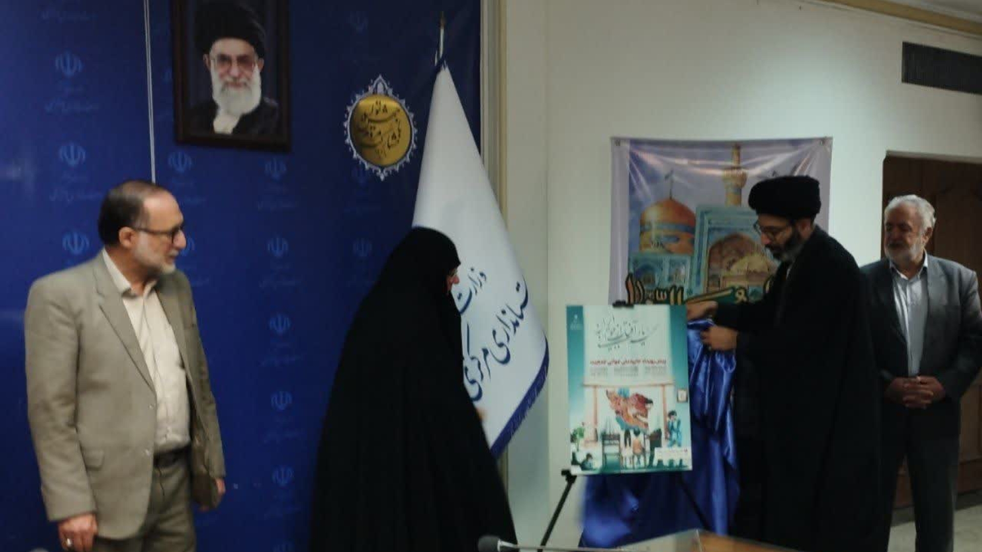 رونمایی از پوستر پیش‌رویداد استانی اهدای جایزه ملی جوانی جمعیت با عنوان "سهم دیارآفتاب از جوانی ایران" روز پنج‌شنبه با حضور سید مجتبی آل یاسین، معاون توسعه مدیریت و منابع استاندار مرکزی برگزار شد‌.