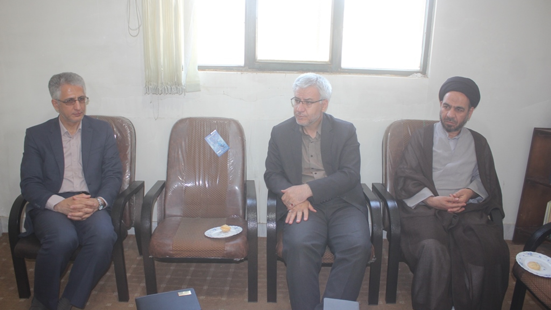 نشست سرپرست اداره کل بیمه سلامت استان با فرماندار و امام جمعه خمین برگزار شد