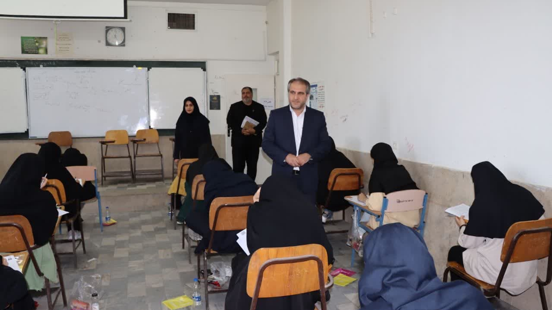 بازدید میدانی معاون استاندار و فرماندار ویژه شهرستان ساوه از حوزه‌های کنکور سراسری