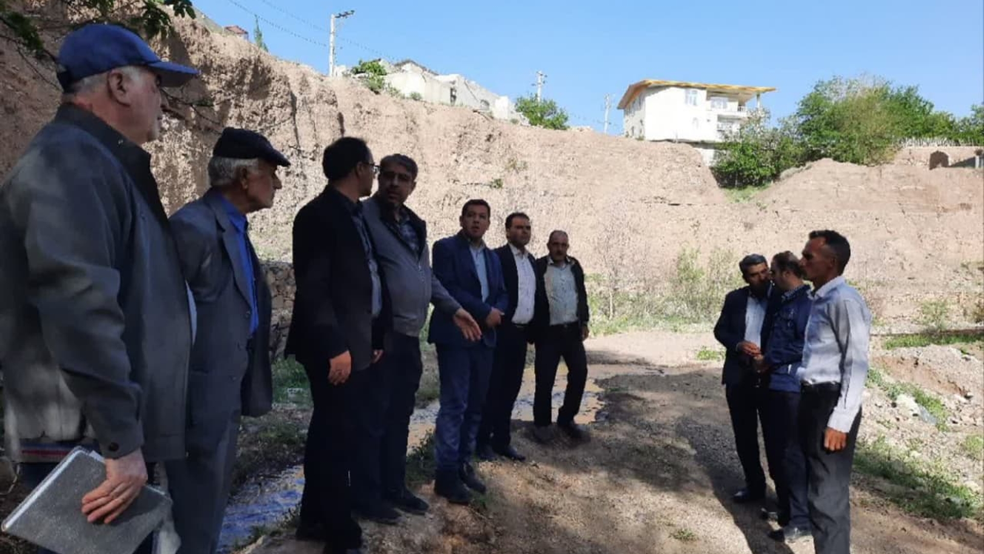 دکتر اتابکی فرماندار به همراه درودیان بخشدار مرکزی و جمعی از مدیران دستگاه های اجرایی شهرستان با حضور در روستای #کندج با اهالی دیدار و از نزدیک مسائل روستا بررسی و اتخاذ تصمیم نمودند.