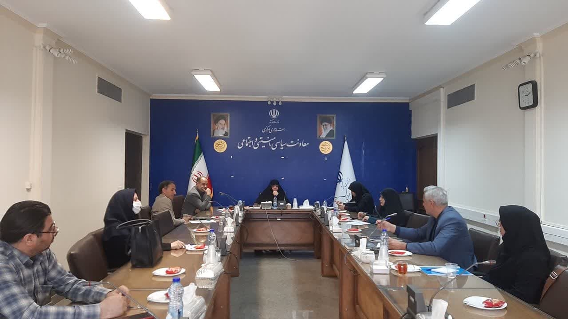 دومین رویداد استانی اهدای جایزه ملی جوانی جمعیت برگزار می‌شود 

🔹نشست هماهنگی برگزاری دومین رویداد اهدای جایزه ملی جوانی جمعیت در استان مرکزی با حضور مدیرکل دفتر امور بانوان و خانواده و مدیرکل روابط عمومی استانداری به منظور ایجاد هماهنگی برای اجرای رویداد برگزار شد‌.

🔹پوستر رویداد به زودی رونمایی خواهد شد و اختتامیه آن با تقدیر از برگزیدگان در بخش‌های هفتگانه در هفته پایانی اردیبهشت ماه برگزار می‌‌شود.

🔹سطح ملی و استانی این رویداد به صورت جداگانه برگزار و تمام افرادی که در مرحله استانی شرکت می‌کنند هم‌زمان می‌توانند با ورود به سامانه‌ی ملی، اسناد و مدارک مربوطه را بارگذاری کنند.

🔹این رویداد در بخش‌های هفتگانه‌ی خانواده، رسانه، سازمان‌های مردم‌نهاد، دستگاه‌های اجرایی، شرکت‌ها و مؤسسات خصوصی، مدیران و نخبگان برگزار می‌‌شود.

 سه‌شنبه ۴ اردیبهشت ماه