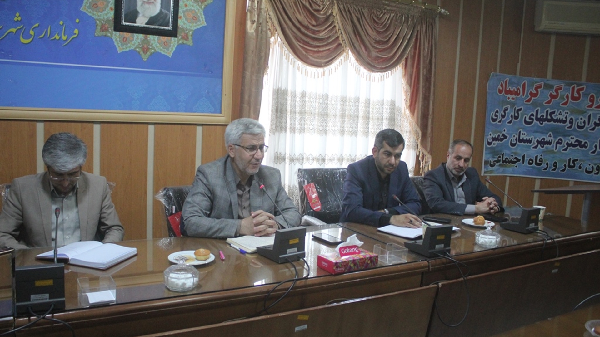 نشست بررسی مسائل و مشکلات حوزه کار و کارگری در شهرستان خمین برگزار شد