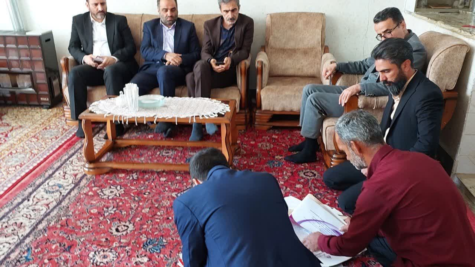 حضور فرماندار محلات در منزل یکی از کارگران شریف آسیب دیده در حین کار