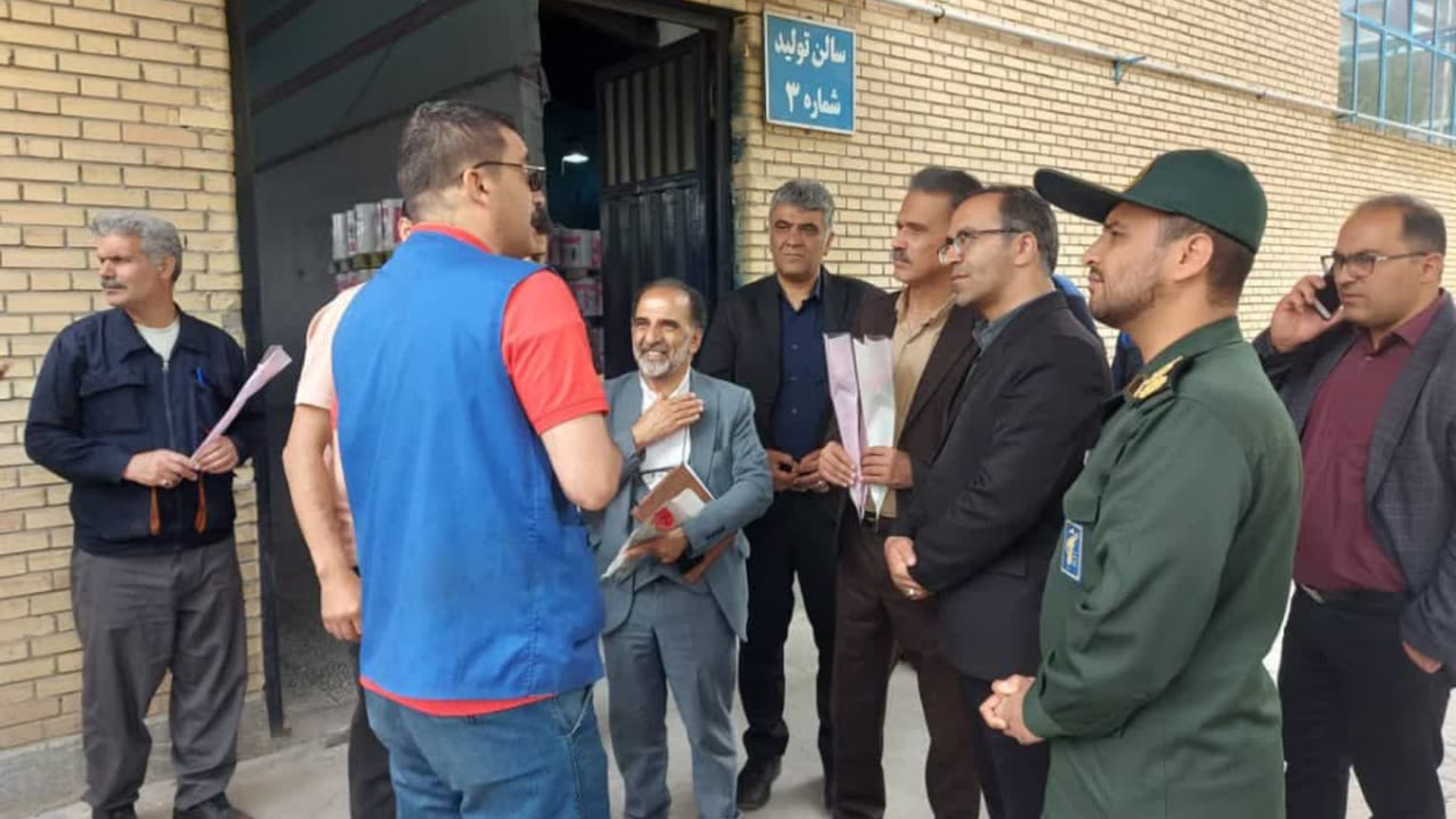 همزمان با روز جهانی کار و کارگر با حضور مسئولین شهرستان تفرش از کارگران و جهادگران عرصه ی تولید تقدیر گردید.