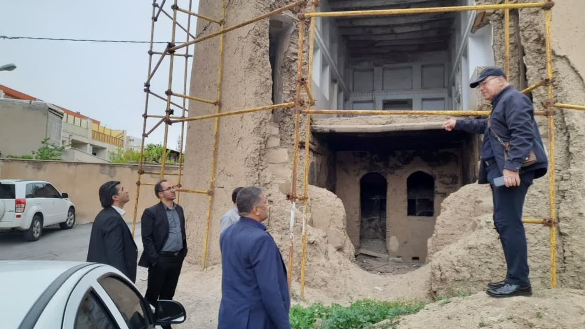 بازدید مسئولین از برج تاریخی وثوق شهر تفرش