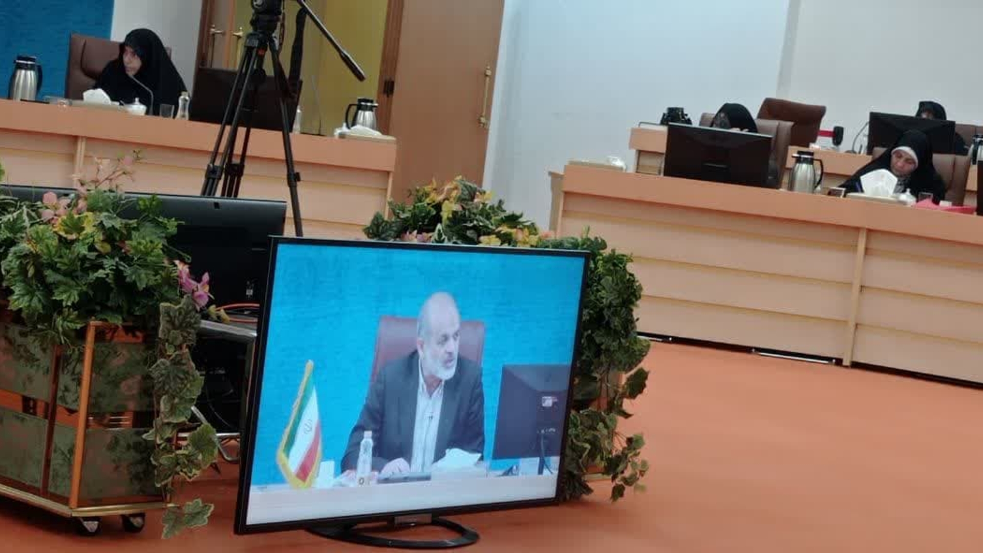 وزیر محترم کشور: بانوان در امور مختلف نقش محوری دارند-

دکتر وحیدی وزیر محترم کشور در ۱۳ اردیبهشت ۱۴۰۳ با حضور در جمع مدیران کل بانوان و خانواده استانداری های کشور به نقش محوری بانوان اشاره نموده و فرمود: 
بانوان بهیچ عنوان نباید دچار انفعال شوند و باید با ابتکار عمل در عرصه های مختلف حضور محکم ، تهاجمی  و فعال داشته باشند. 
چهارشنبه وپنجشنبه ۱۲ و۱۳ اردیبهشت