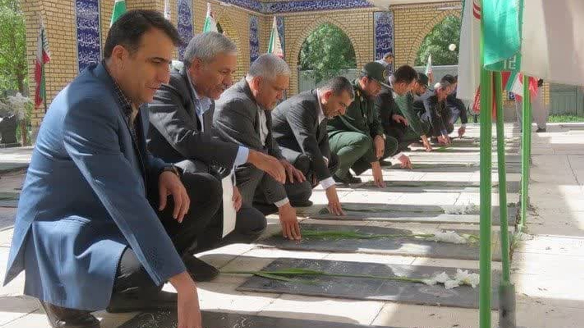 ادای احترام به شهدا در هفته کار و کارگر