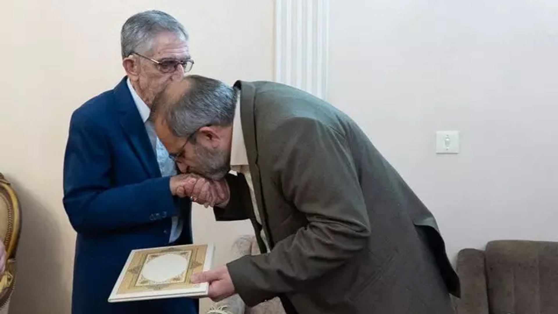 استاندار مرکزی از معلم دوران تحصیل خود تجلیل کرد