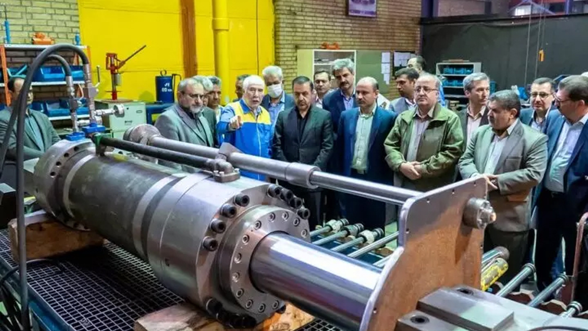 بازدید میدانی استاندار مرکزی و جمعی از مدیران از شرکت لجور