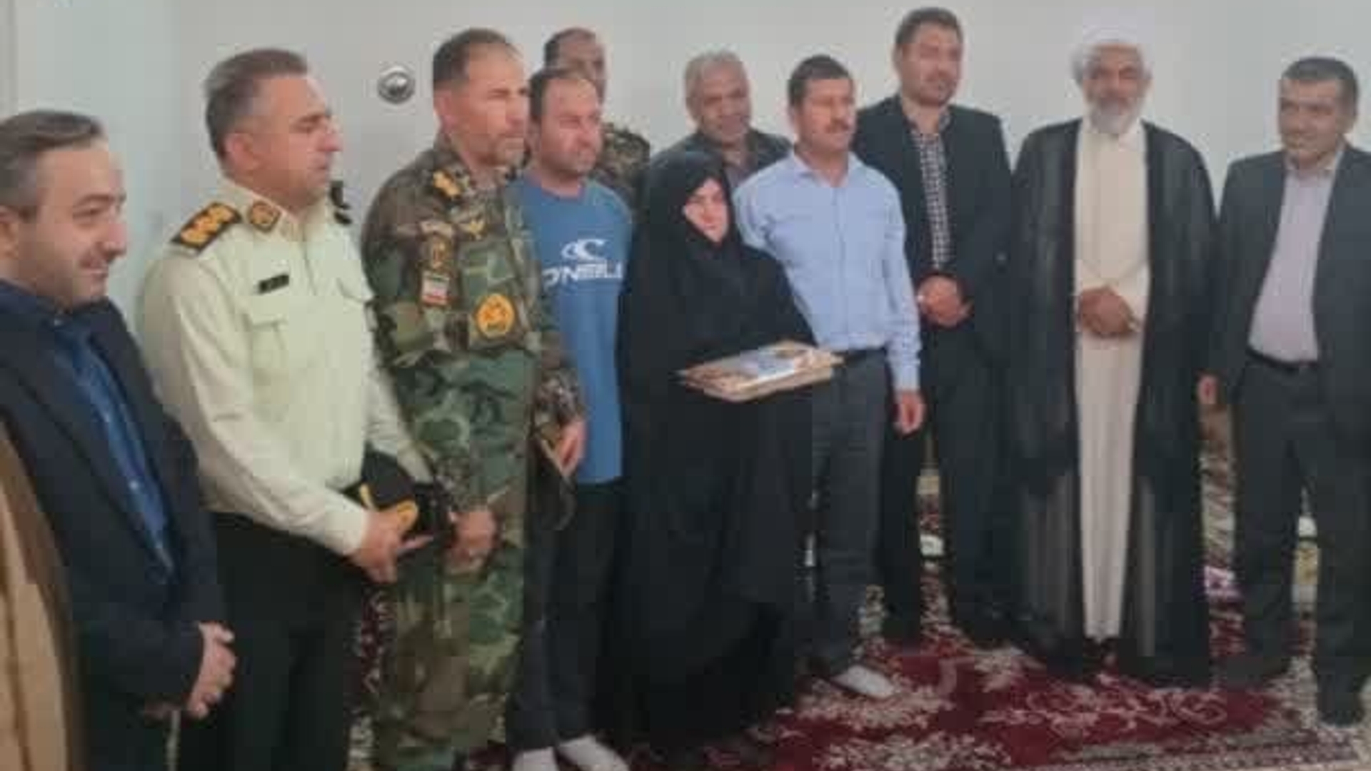 دیدار فرمانده گروه ۹۹ پدافند هوایی نیروی زمینی ارتش از دو خانواده شهید در شهرستان زرندیه