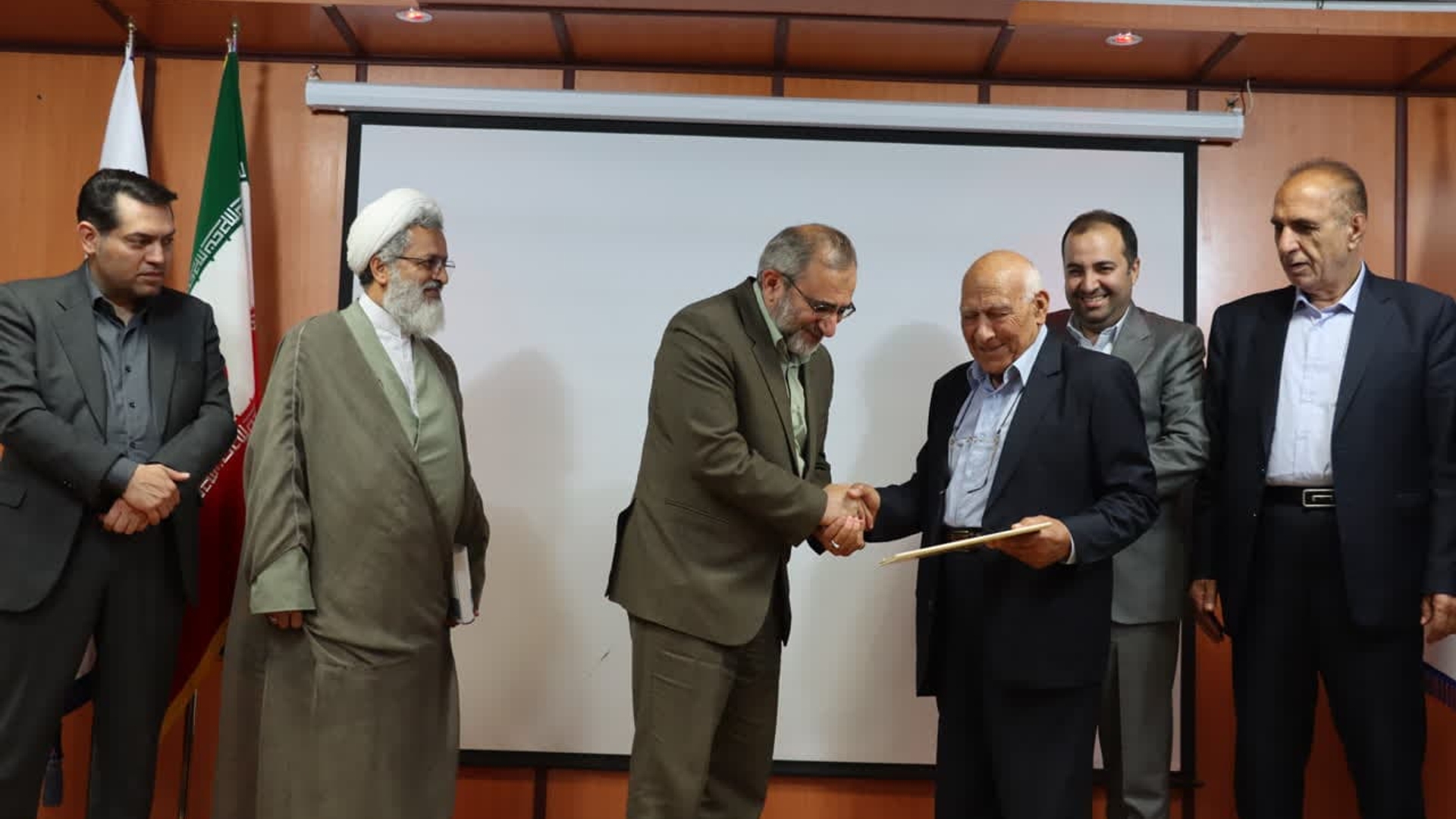 مفاخر جزو عناصر ممیزه و نظام هویتی استان مرکزی هستند- پروفسور قوام‌زاده چهره‌‌ی سرآمد بین‌المللی و افتخار استان