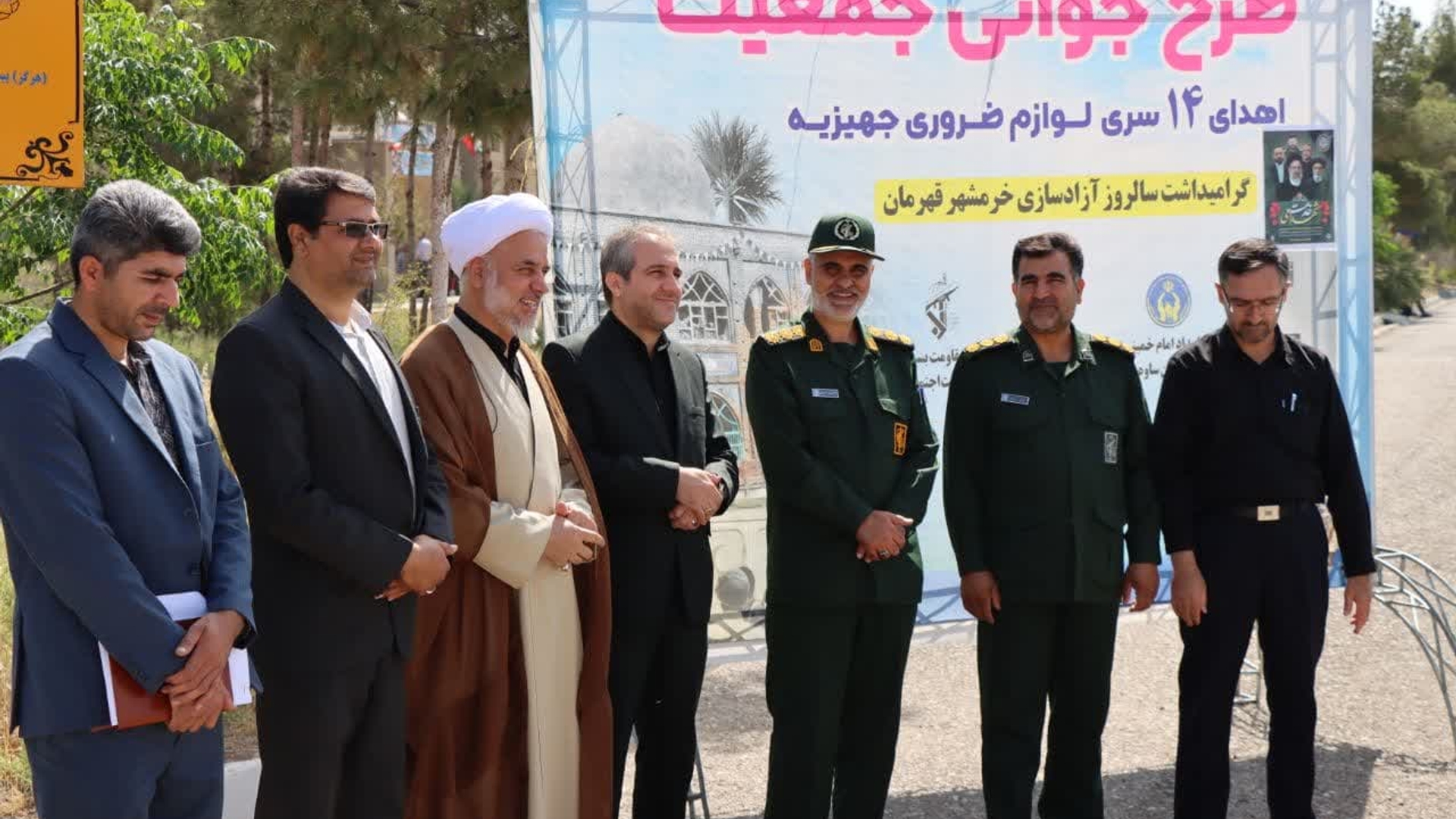 در راستای اجرای طرح جوانی جمعیت و با مشارکت ناحیه مقاومت بسیج، کمیته امداد امام خمینی (ره) و موسسه خیریه چتر خوشبختی ۱۴ سری کمک جهیزیه به زوج‌های جوان ساوه‌ای اهدا شد.