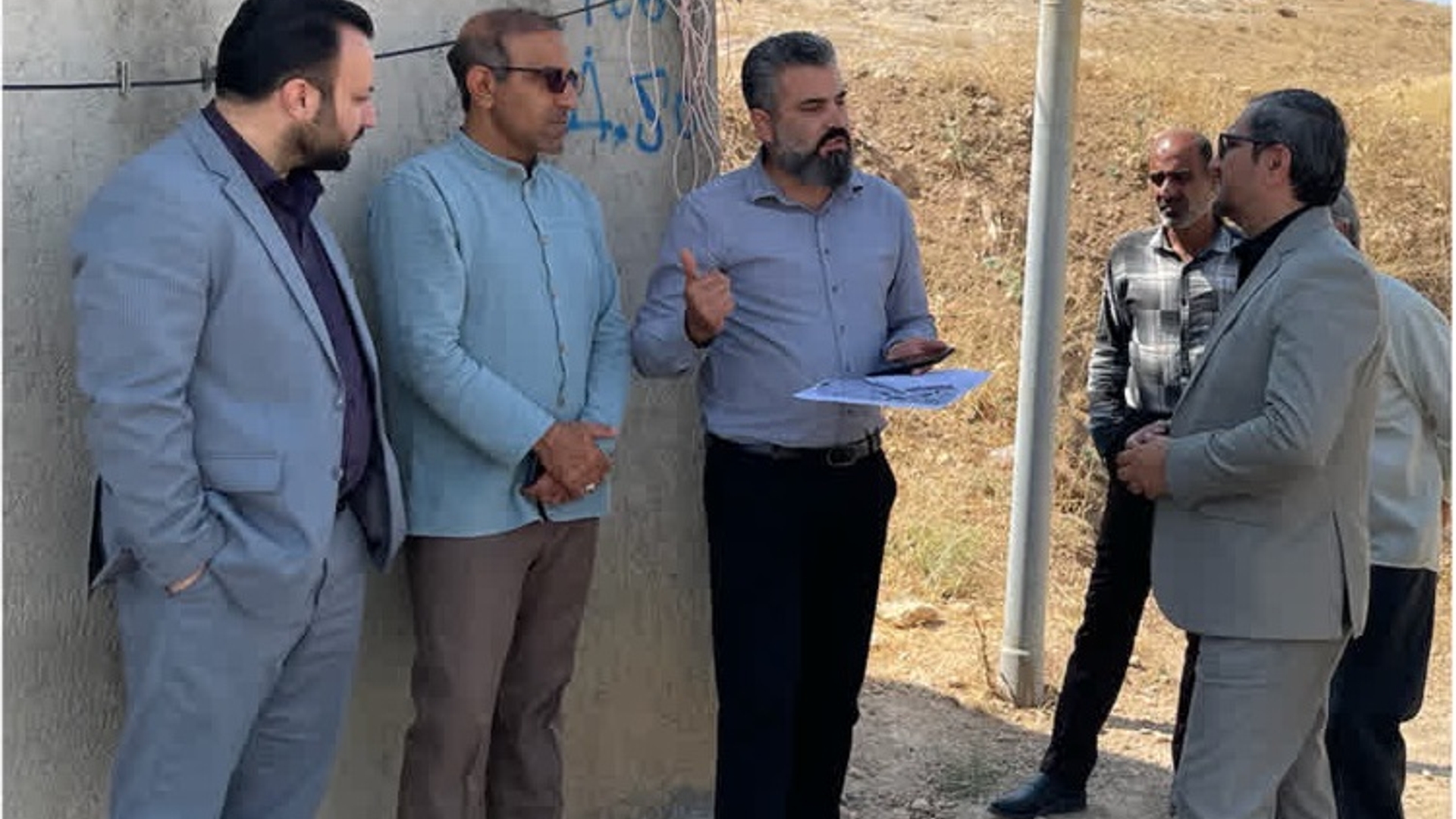 بازدید فرماندار و بخشدار مرکزی کمیجان از پروژه های عمرانی و اقدامات بنیاد مسکن انقلاب اسلامی در روستای چهرقان