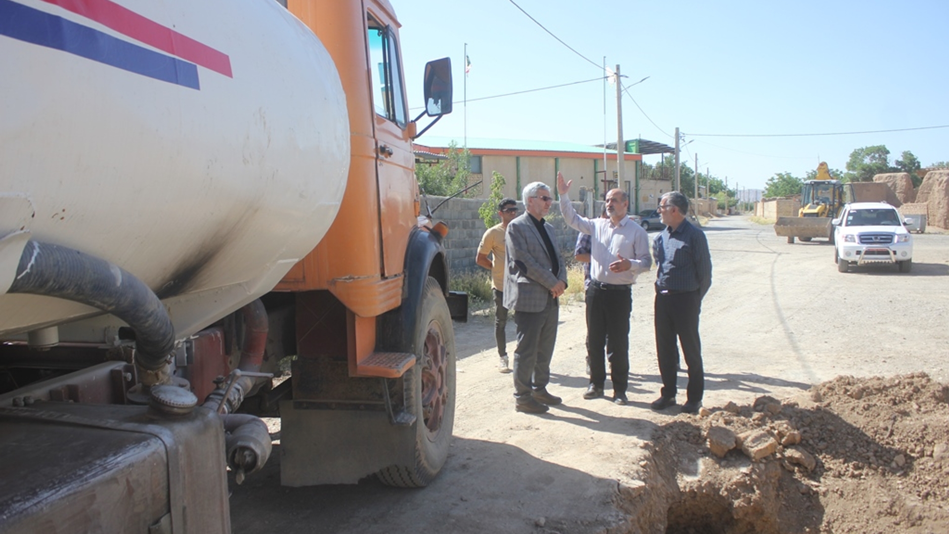 فرماندار و بخشدار مرکزی از تعدادی از روستاهای شهرستان خمین بازدید کردند