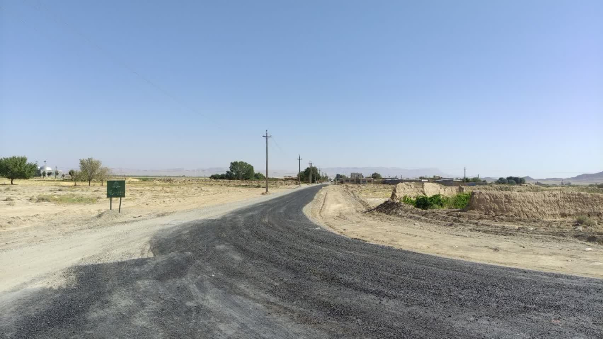 آغاز پروژه زیرسازی و آسفالت  محور ورودی روستای مهدی آباد با مصوبه کمیته برنامه ریزی شهرستان