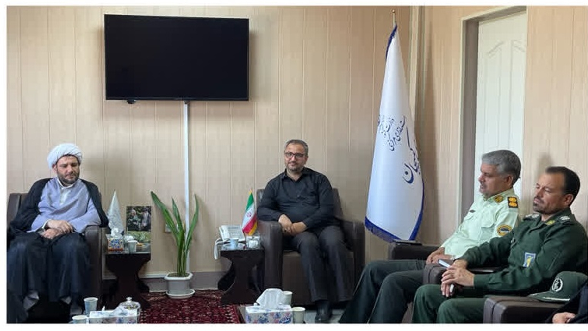 دیدار امام جمعه کمیجان به اتفاق فرماندهان نظامی و انتظامی شهرستان با فرماندار و بخشدار مرکزی به مناسبت هفته دولت