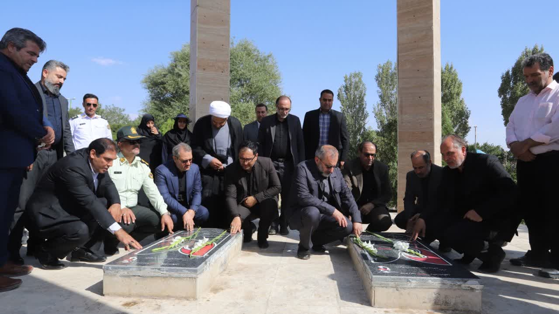 ادای احترام استاندار به مقام شامخ شهدای گمنام شهر کمیجان