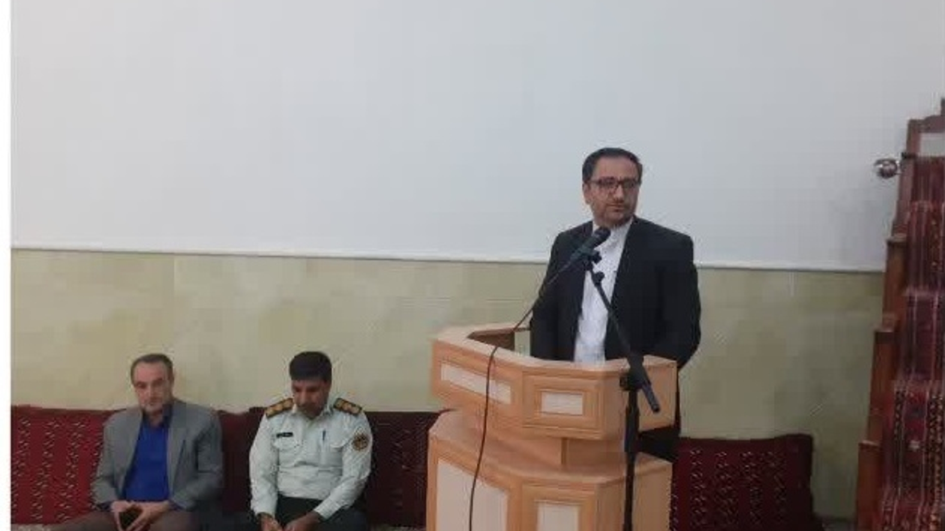 برگزاری"میز خدمت مدیران حوزه شهری" با هدف پاسخگویی به سوالات و رسیدگی به مشکلات شهروندان در محله عیسی آباد شهر کمیجان