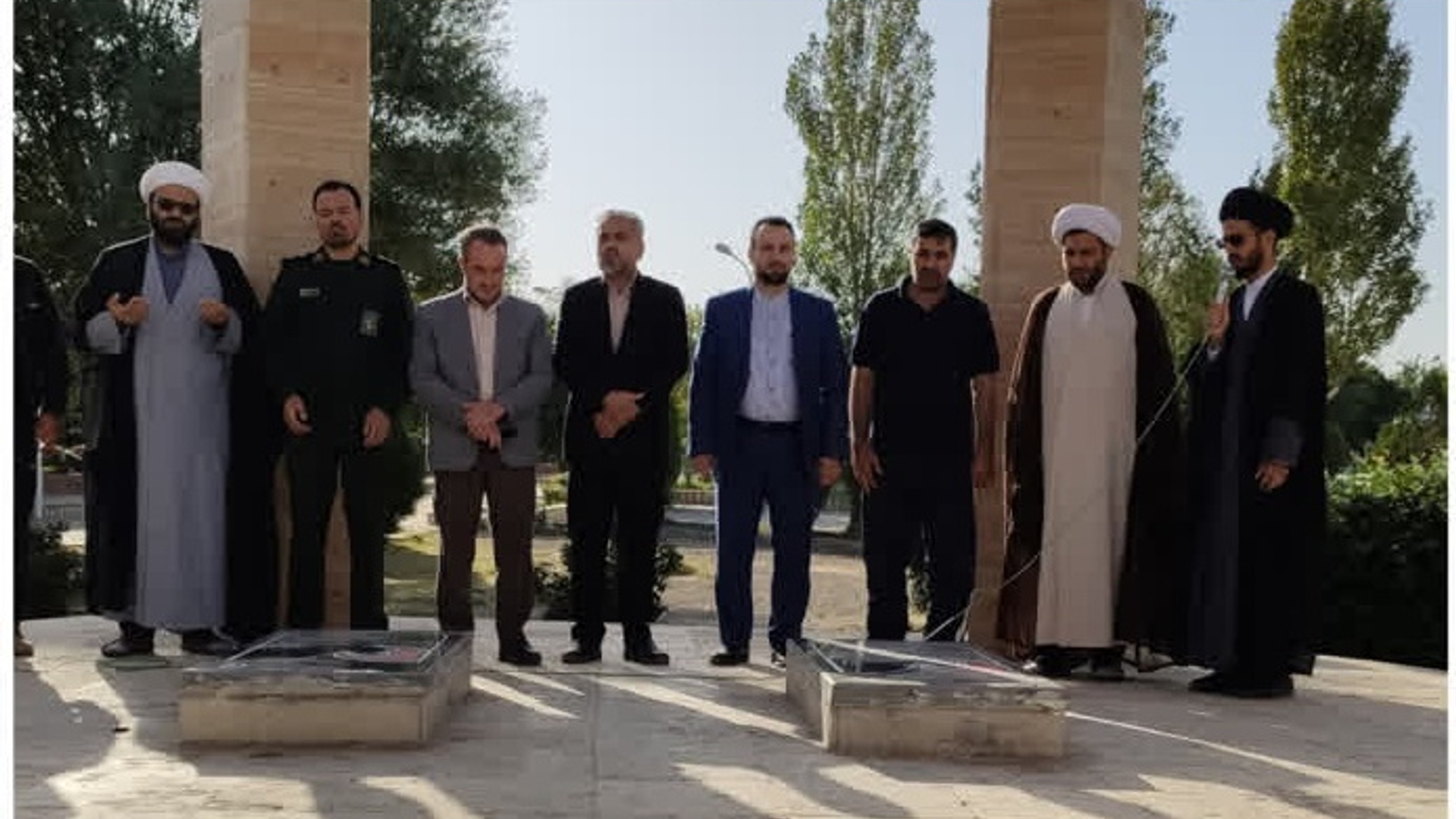 همزمان با فرا رسیدن هفته دفاع مقدس صورت پذیرفت:
غبار روبی، گلباران و عطرافشانی قبور مطهر شهدای گمنام شهرستان