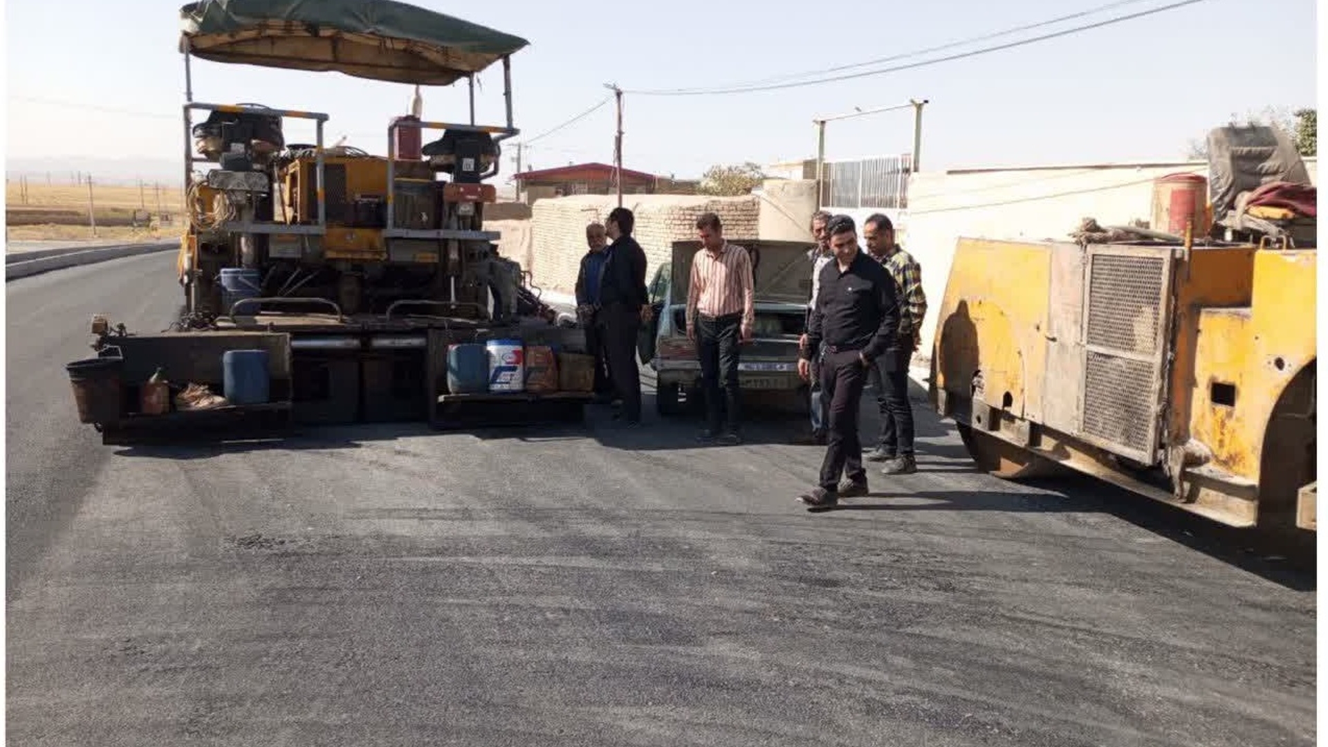 بازدید فرماندار به اتفاق اعضای شورای اسلامی بخش مرکزی از محل احداث زمین چمن و آسفالت ریزی بلوار روستای اسفندان