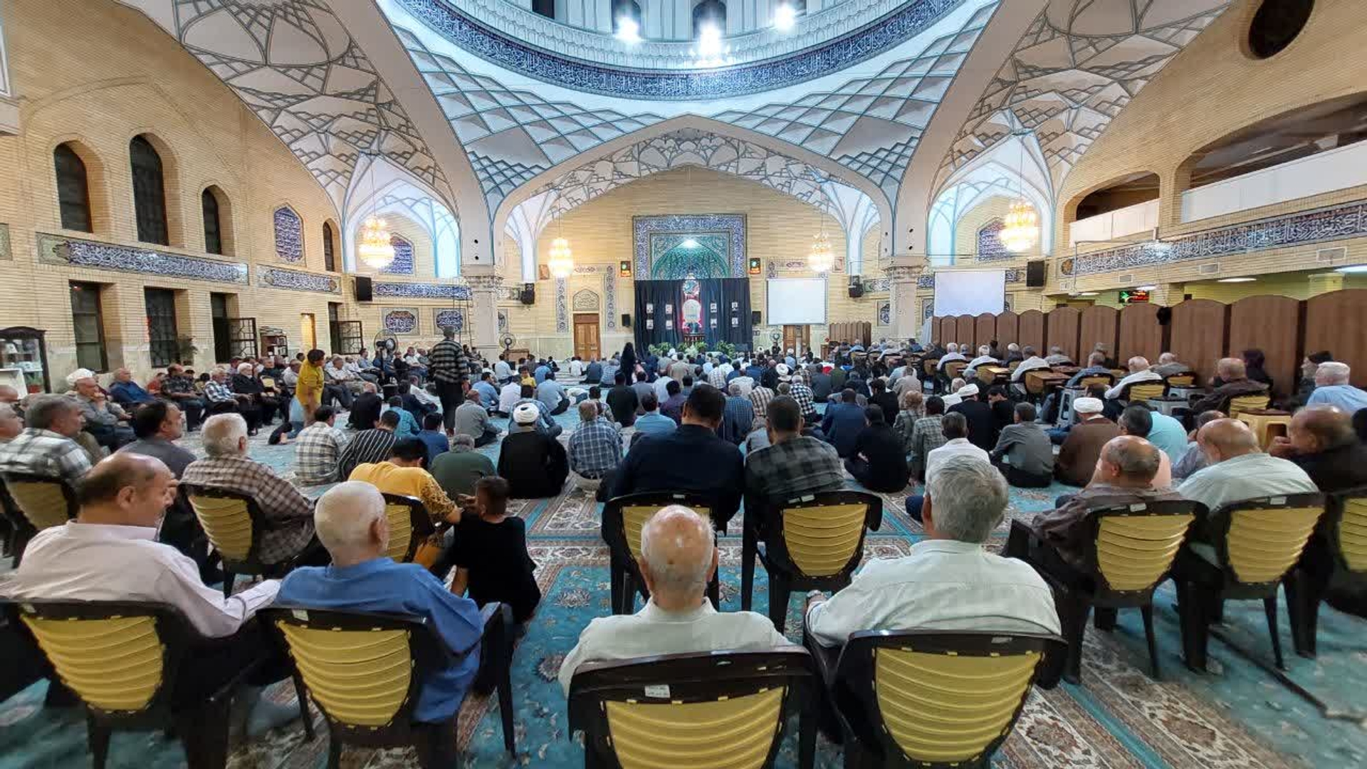 آئین گرامیداشت شهید آیت‌الله رئیسی و همراهان ایشان در مسجدالقائم شهر محلات برگزار شد.